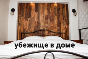 Apartment in the city center in the house with Atlantes